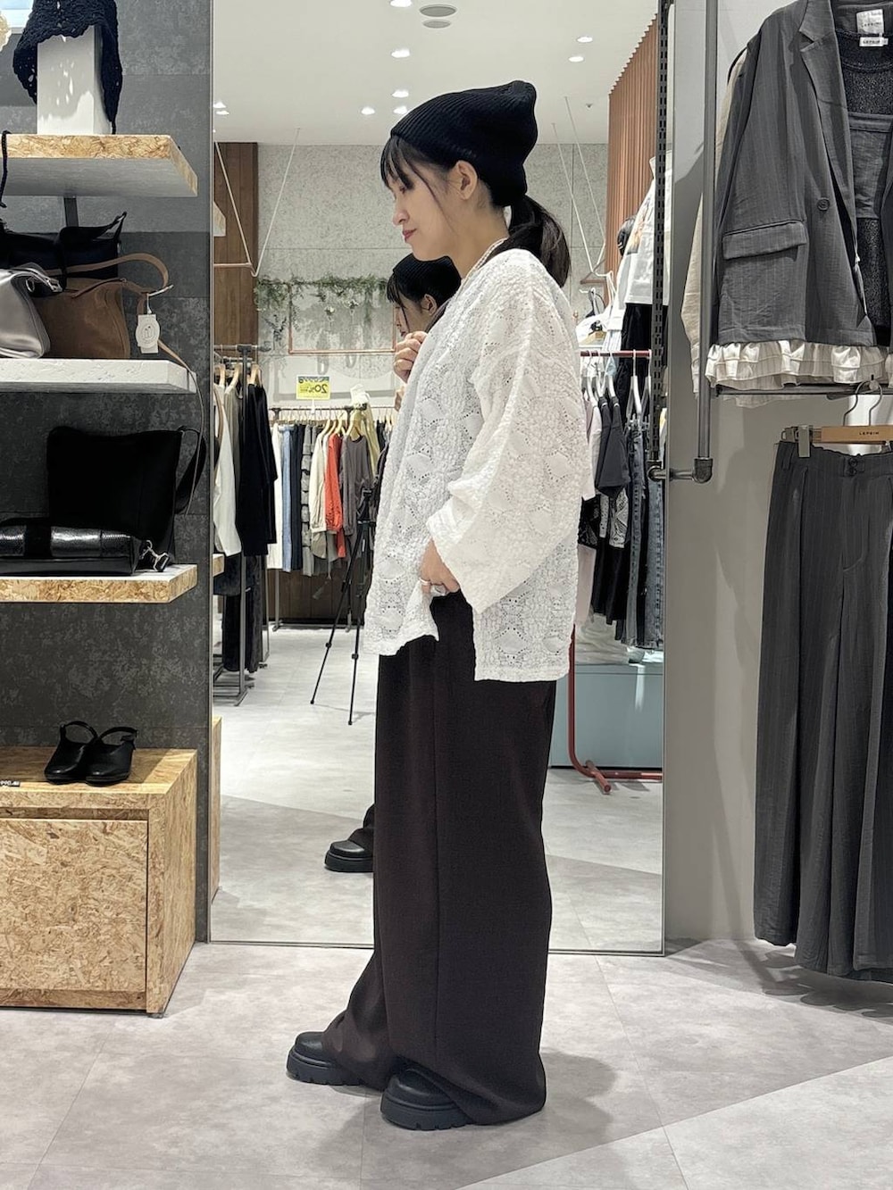 ブラック系のボストンバッグ、ブラック系のその他シューズ、ホワイト系のTシャツ/カットソーを着用したレディースの春コーディネートの4枚目の写真