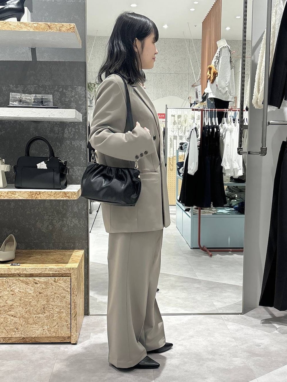 ブラウン系のその他パンツ、ブラウン系のテーラードジャケット、ホワイト系のシャツ/ブラウスを着用したレディースの冬コーディネートの3枚目の写真