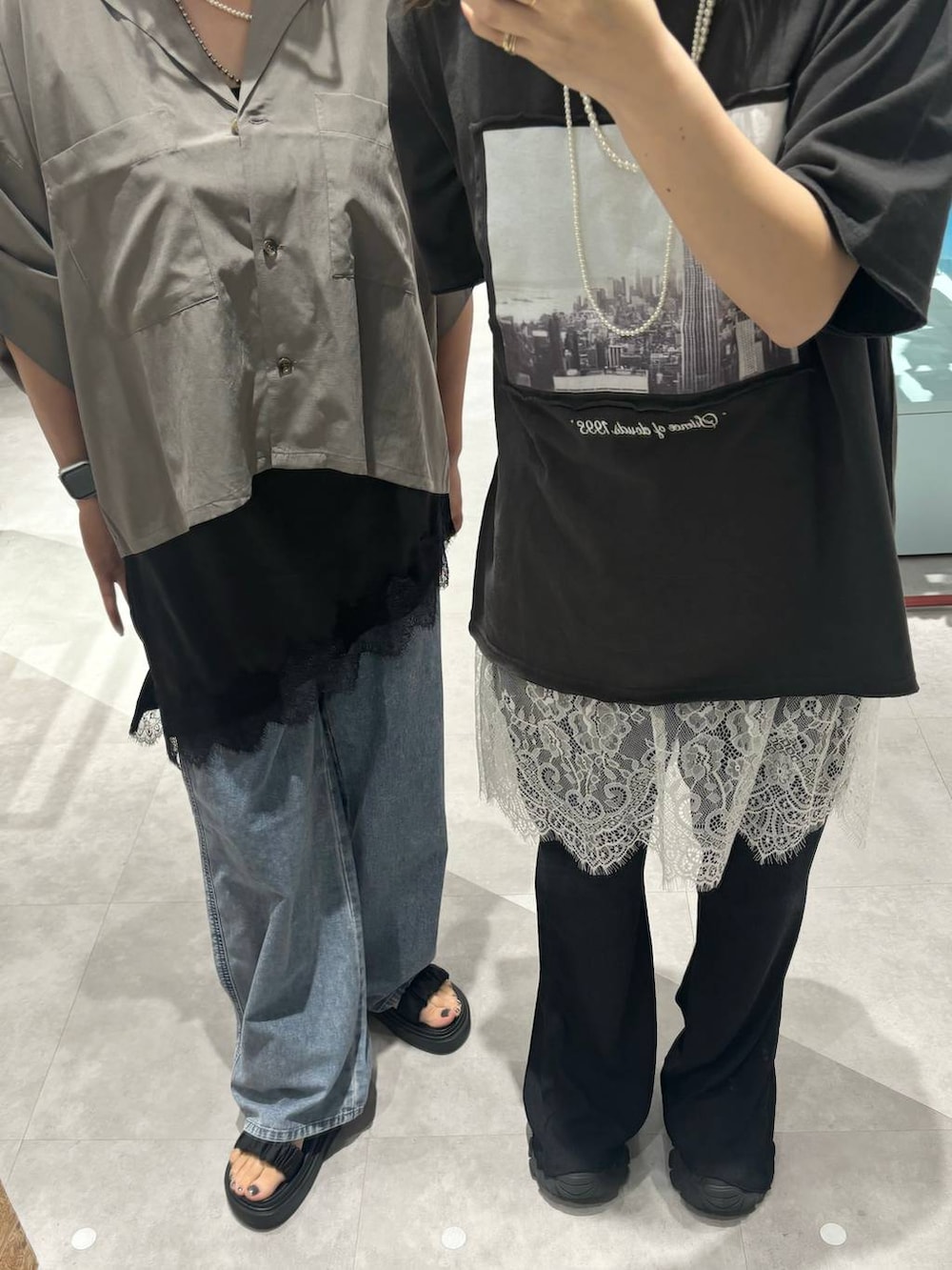 ブルー系のデニムパンツ、ホワイト系のキャミソール、ブラウン系のシャツ/ブラウスを着用したレディースの春コーディネートの3枚目の写真
