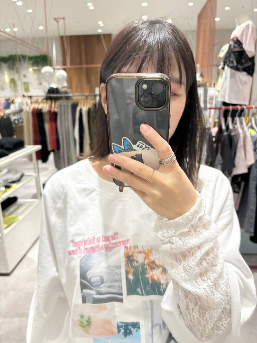 ブラック系のその他パンツ、ホワイト系のTシャツ/カットソー、ホワイト系のマタニティウェア/グッズを着用したレディースの春コーディネートの4枚目の写真