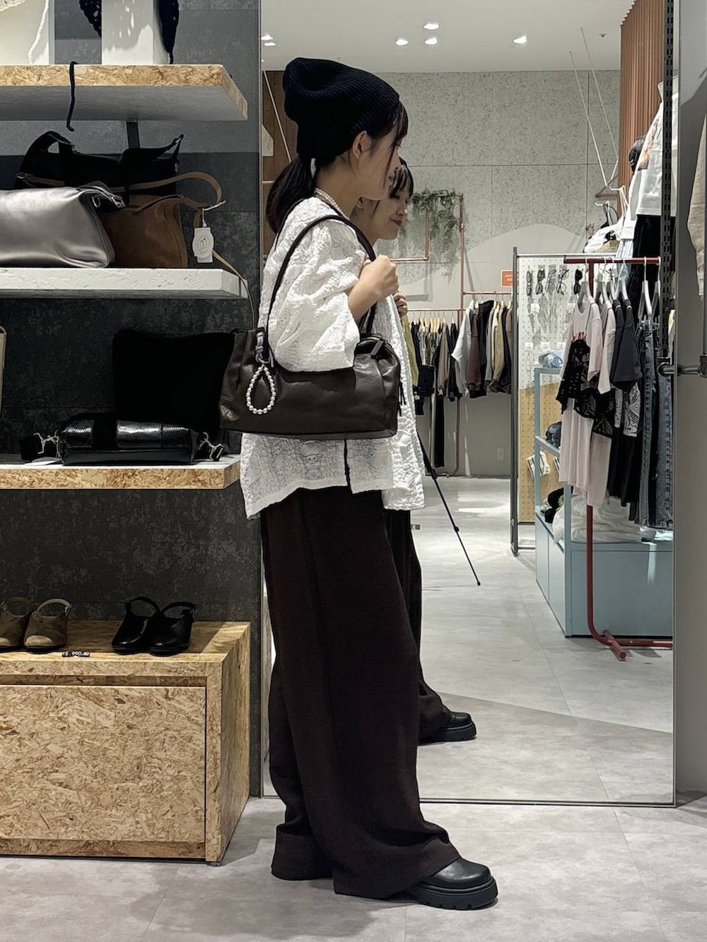 ブラック系のボストンバッグ、ブラック系のその他シューズ、ホワイト系のTシャツ/カットソーを着用したレディースの春コーディネートの3枚目の写真