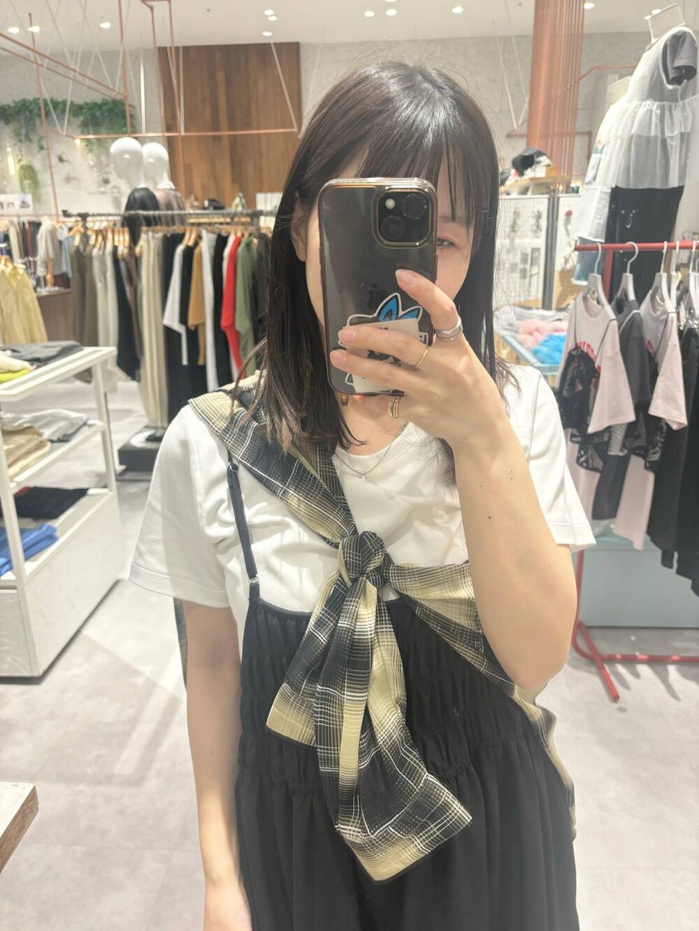 ホワイト系のTシャツ/カットソー、その他のシャツ/ブラウス、ブラック系のマタニティウェア/グッズを着用したレディースの春コーディネートの2枚目の写真