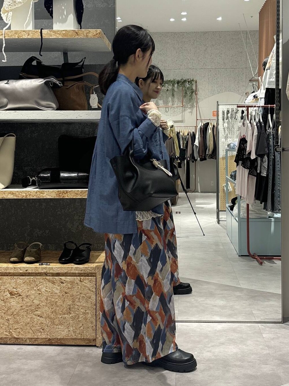 ブルー系のその他パンツ、ブラック系のその他シューズ、ホワイト系のシャツ/ブラウスを着用したレディースの春コーディネートの3枚目の写真
