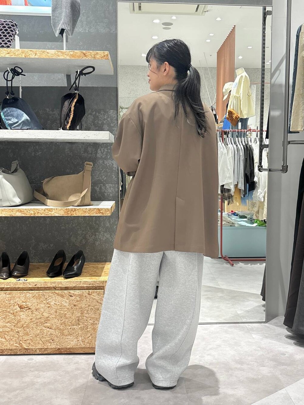 ブラック系のローファー、グレー系のスウェットパンツ、ブラウン系のテーラードジャケットを着用したレディースの秋コーディネートの4枚目の写真