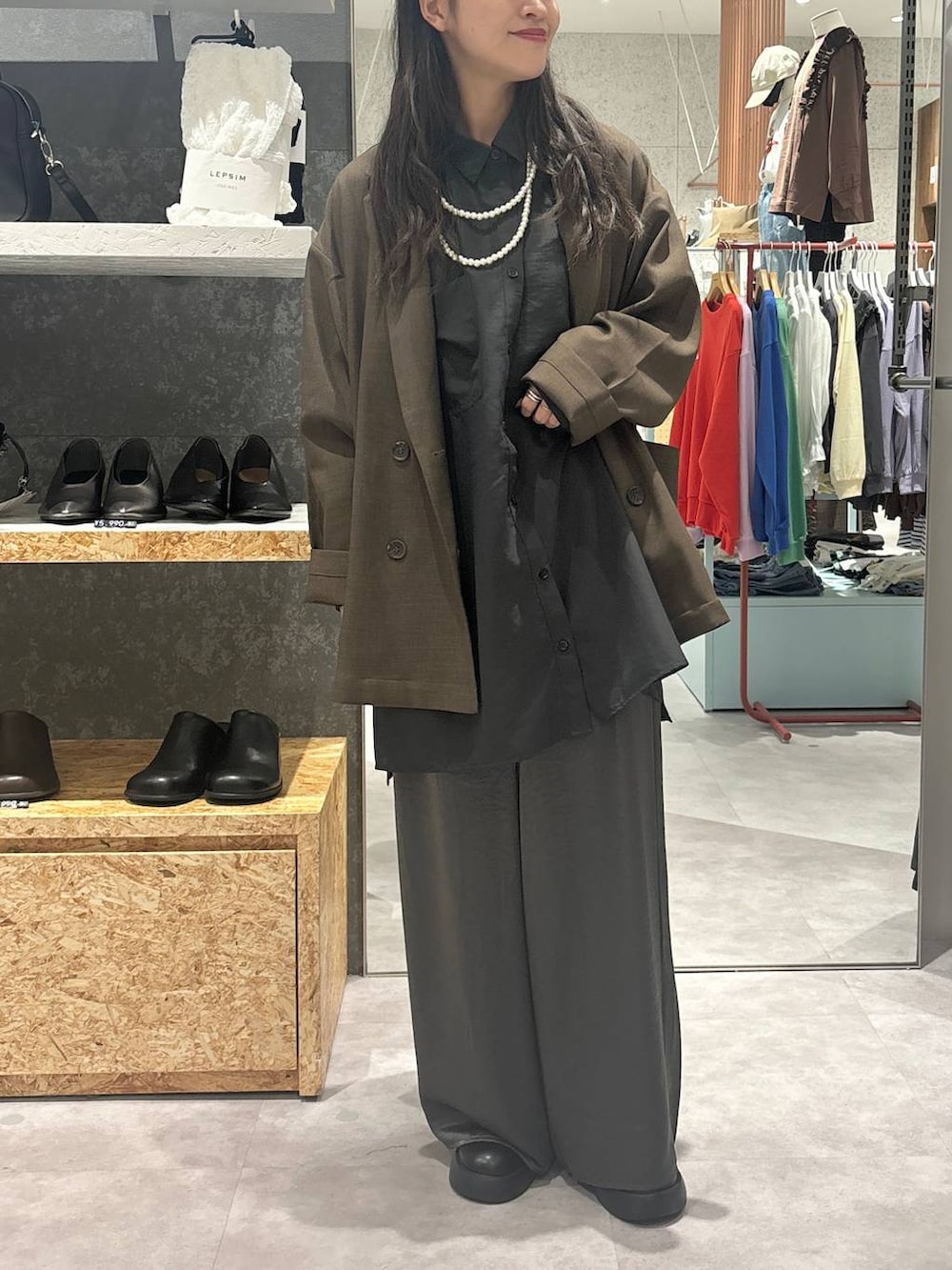 ブラック系のサンダル、グレー系のシャツ/ブラウス、ブラウン系のテーラードジャケットを着用したレディースの冬コーディネートの2枚目の写真