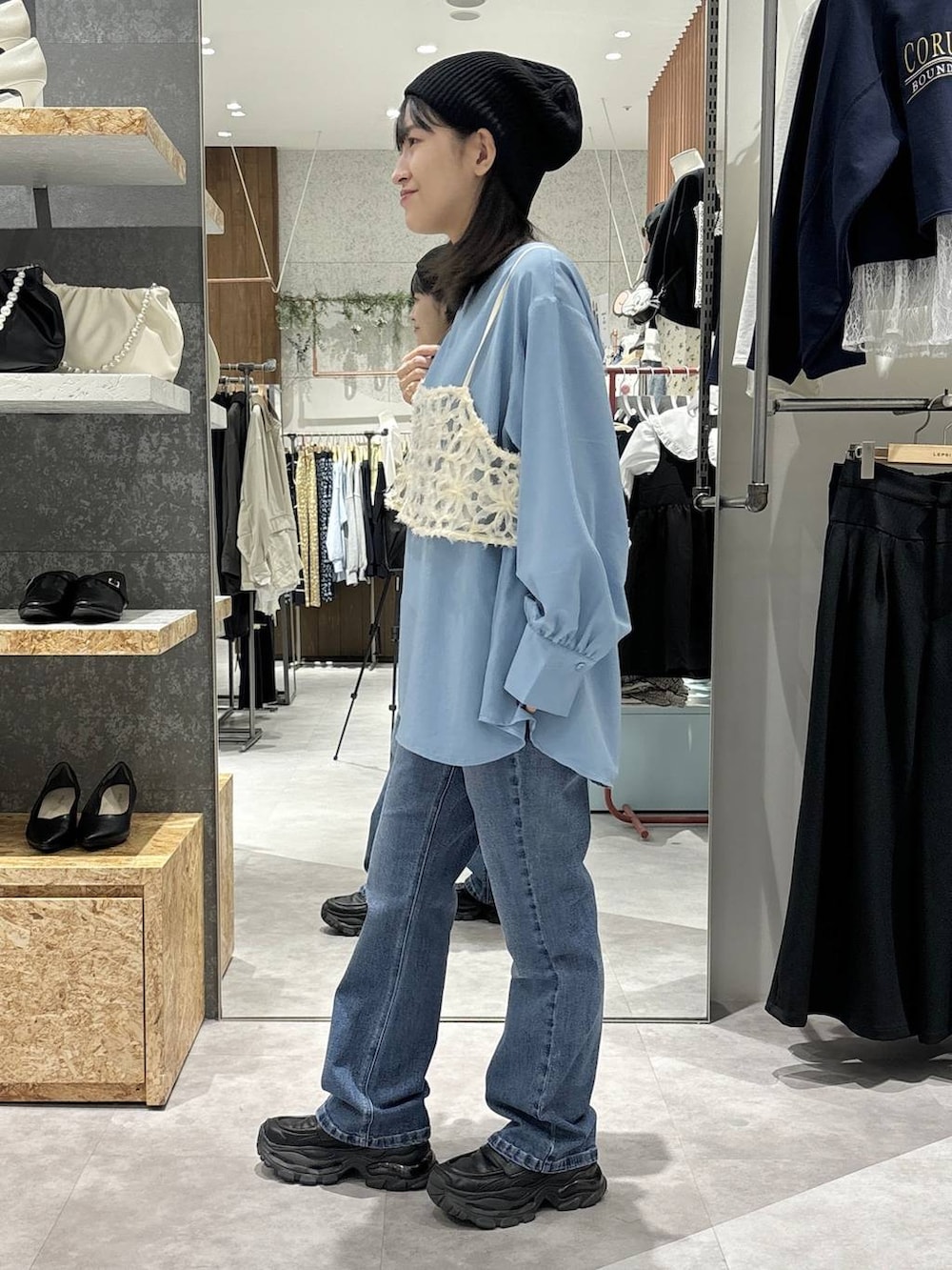 ブラック系のローファー、ブラック系のボストンバッグ、ブルー系のシャツ/ブラウスを着用したレディースの冬コーディネートの3枚目の写真