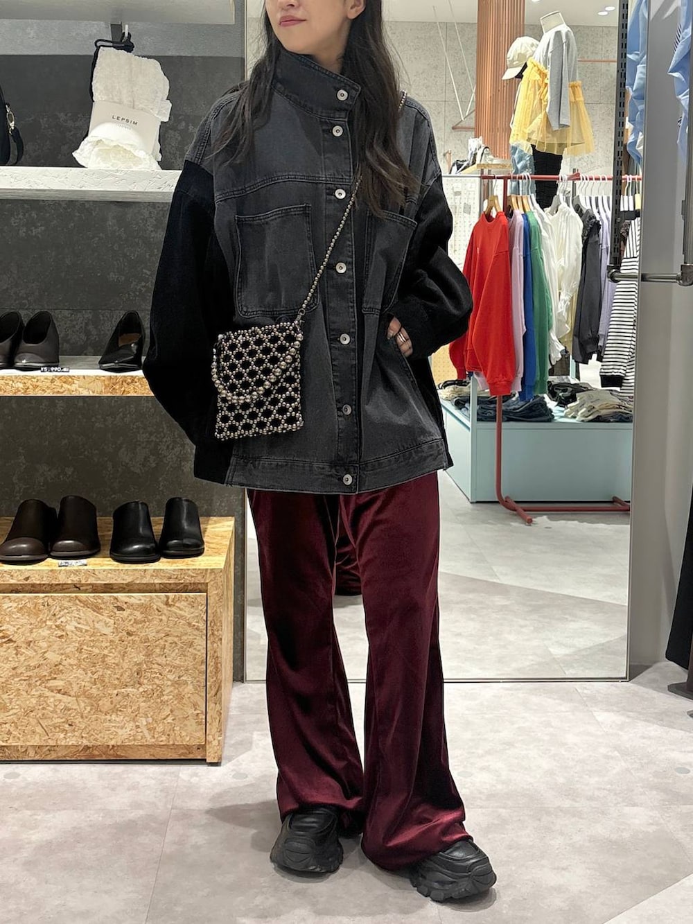 ブラック系のショルダーバッグ、レッド系のその他パンツ、ブラック系のローファーを着用したレディースの秋コーディネートの2枚目の写真