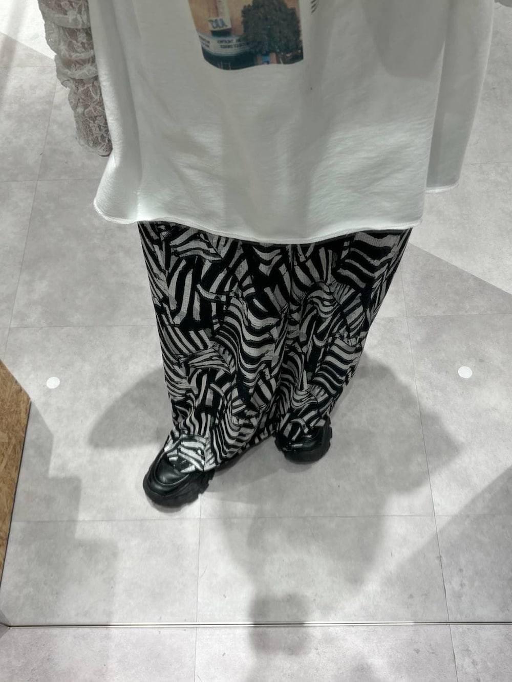 ブラック系のその他パンツ、ホワイト系のTシャツ/カットソー、ホワイト系のマタニティウェア/グッズを着用したレディースの春コーディネートの3枚目の写真