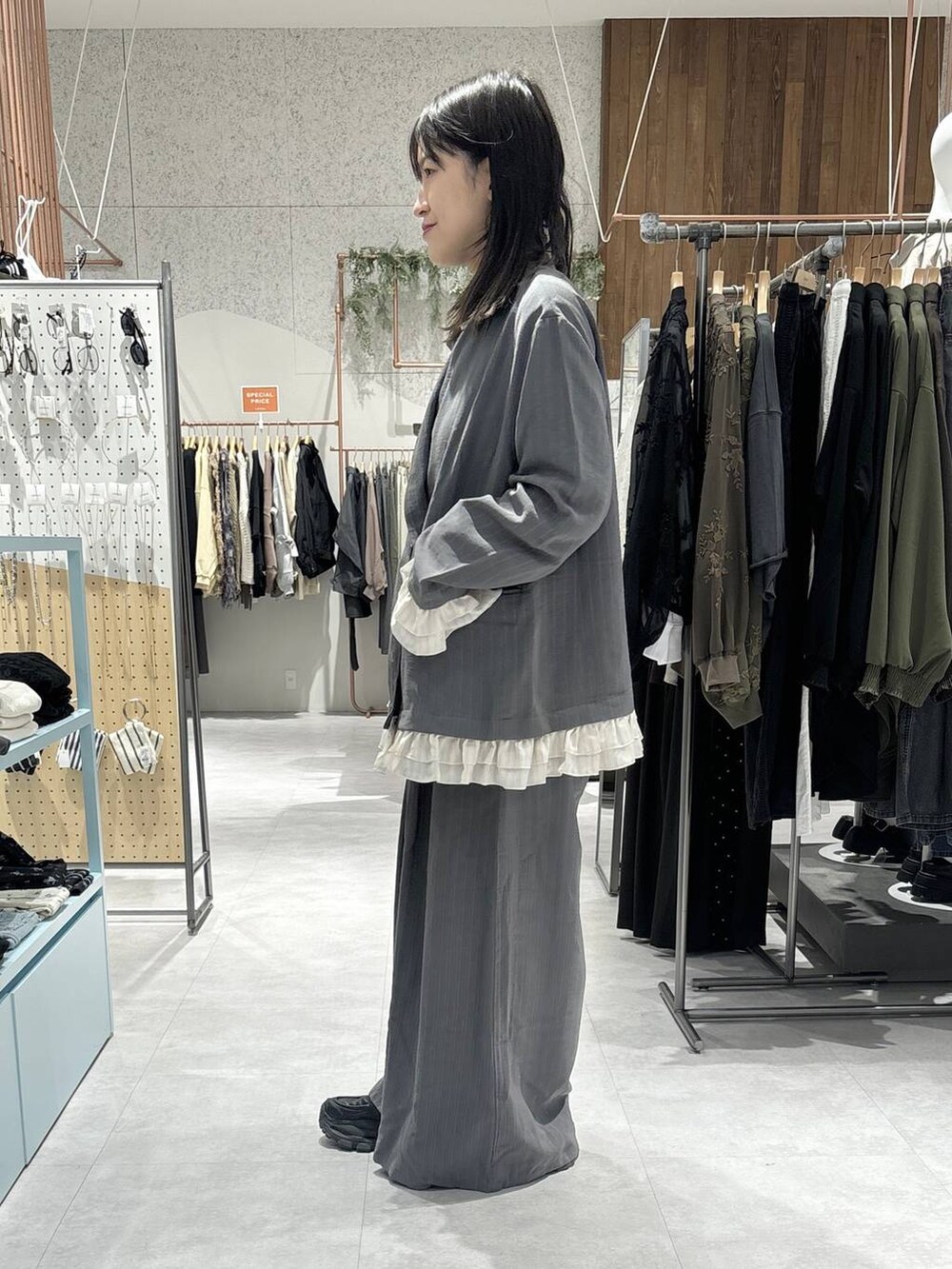 グレー系のその他パンツ、グレー系のテーラードジャケット、グレー系のTシャツ/カットソーを着用したレディースの春コーディネートの5枚目の写真