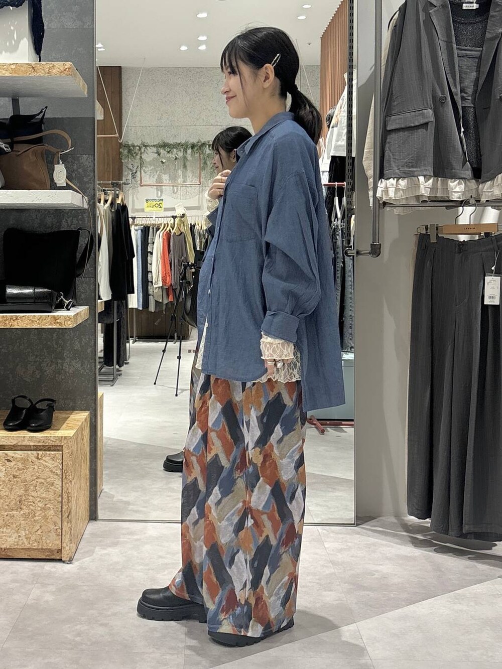 ブルー系のその他パンツ、ブラック系のその他シューズ、ホワイト系のシャツ/ブラウスを着用したレディースの春コーディネートの5枚目の写真