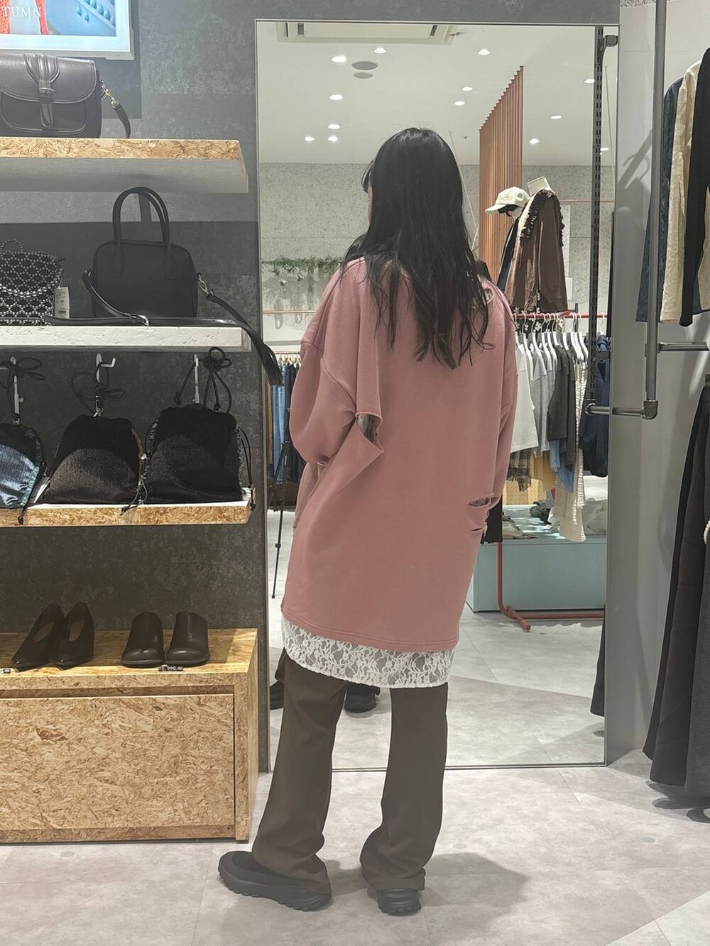 ピンク系のチュニック、ブラウン系のその他パンツ、ブラック系のその他シューズを着用したレディースの秋コーディネートの4枚目の写真