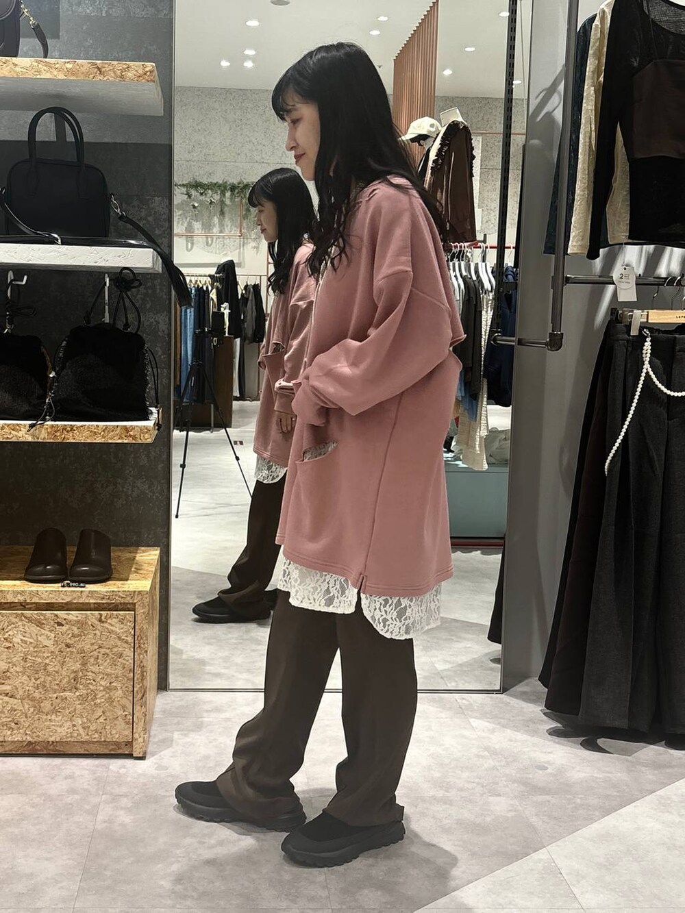 ピンク系のチュニック、ブラウン系のその他パンツ、ブラック系のその他シューズを着用したレディースの秋コーディネートの3枚目の写真