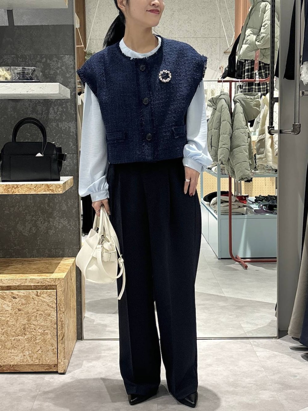 ブルー系のその他パンツ、ブルー系のその他アウター、ブルー系のシャツ/ブラウスを着用したレディースの冬コーディネートの2枚目の写真