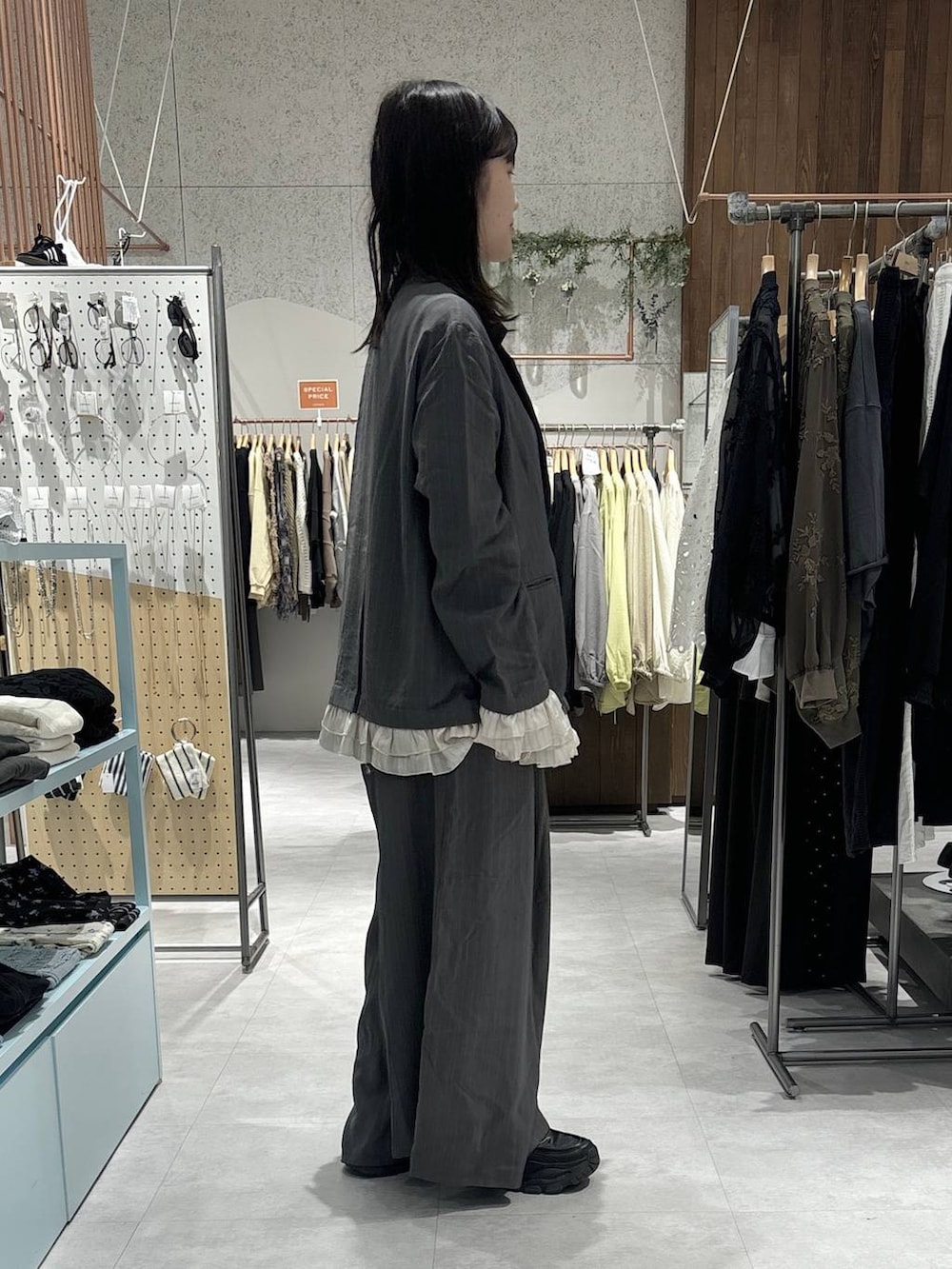 グレー系のその他パンツ、グレー系のテーラードジャケット、グレー系のTシャツ/カットソーを着用したレディースの春コーディネートの3枚目の写真