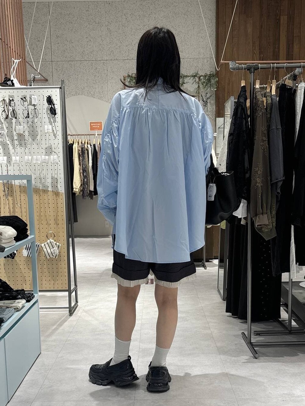 グレー系のその他パンツ、ブルー系のシャツ/ブラウス、ブラック系のトートバッグを着用したレディースの春コーディネートの3枚目の写真