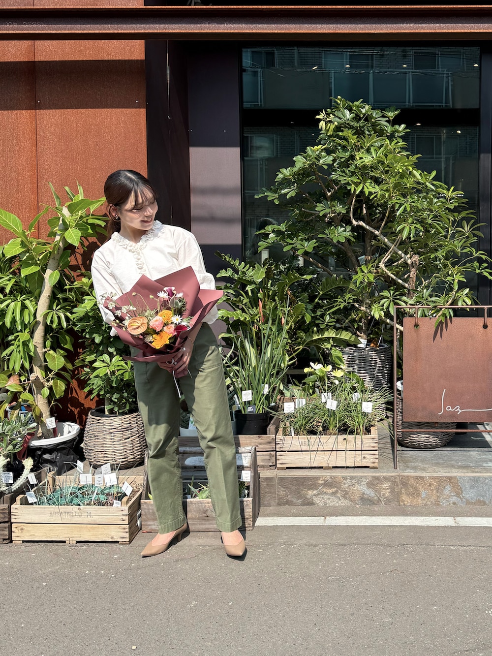 ホワイト系のシャツ/ブラウス、グリーン系のカーゴパンツ、ベージュ系のパンプスを着用したレディースの秋コーディネートの2枚目の写真