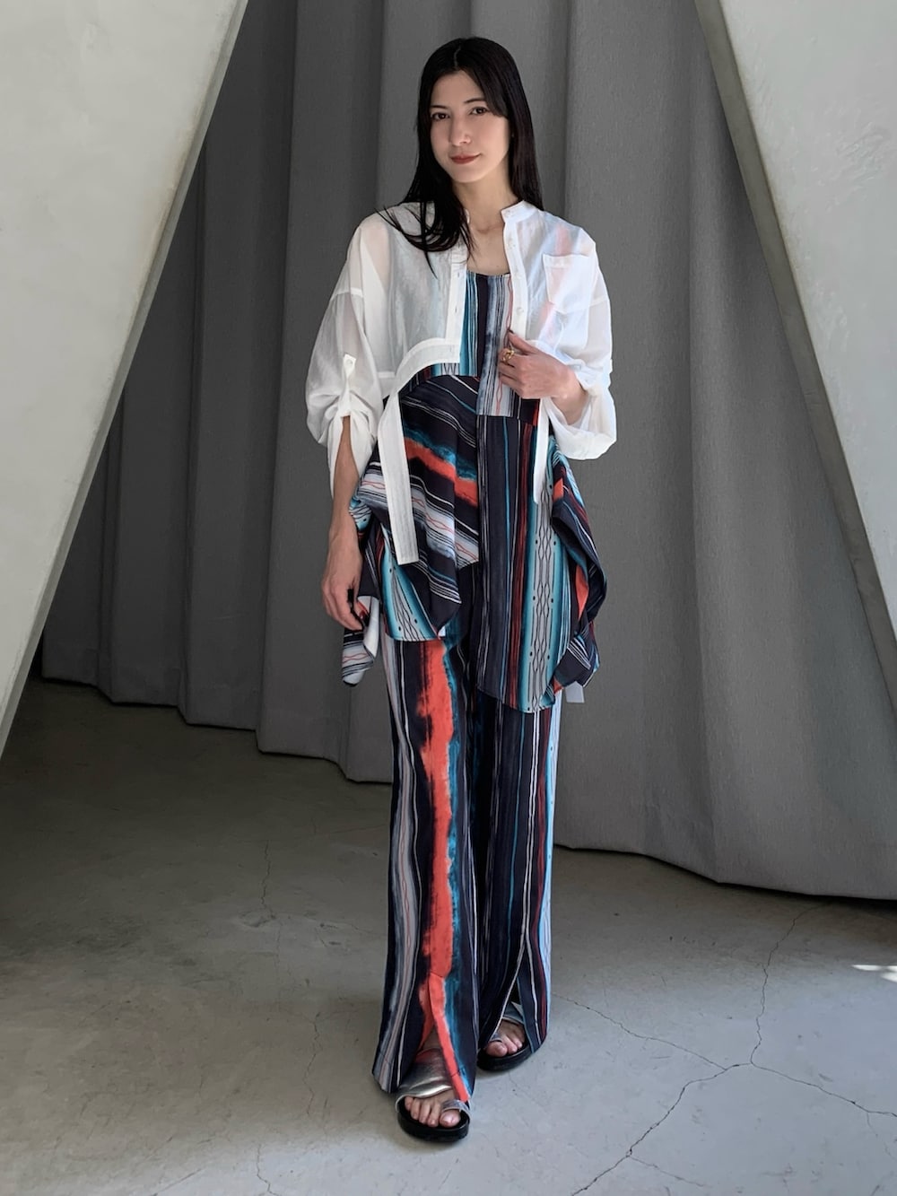 ホワイト系のシャツ/ブラウス、ブラック系のその他パンツ、ブラック系のシャツ/ブラウスを着用したレディースの春コーディネートの2枚目の写真