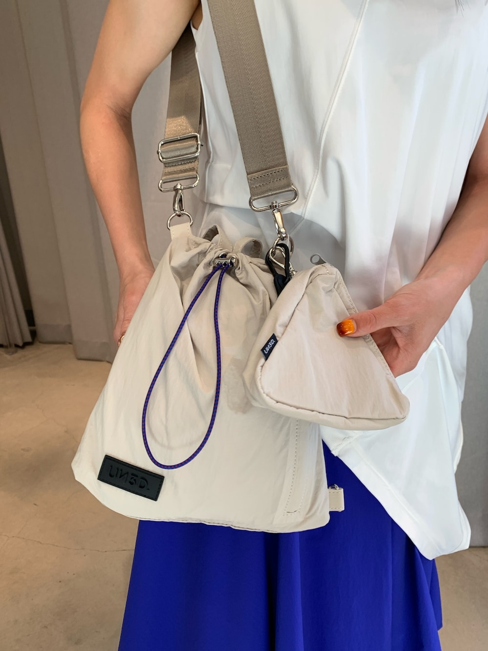 「パンツ、パンツスタイル、パンツコーデ、白トップス、モード、着回しコーデ、着回し、着回し抜群、着回しコーディネート、サンダル、サンダルコーデ、レイヤードスタイル、カジュアル、カジュアルコーデ、ブルーコーデ」｜「UN3D.のTYPEWRITER ASYMME LAYERED PT / タイプライターアシメレイヤードパンツ（その他パンツ、ブルー系）」を使った、AYAKOさん（骨格ストレート・レディース・157cm）の春コーディネートの6枚目の写真