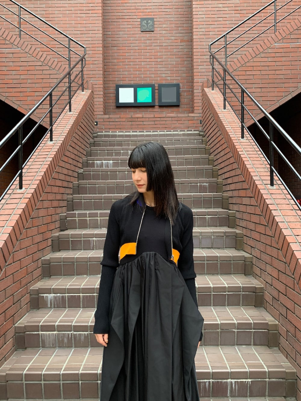 ブラック系のワンピース、ブラック系のサンダル、ブラック系のカーディガン/ボレロを着用したレディースの春コーディネートの3枚目の写真