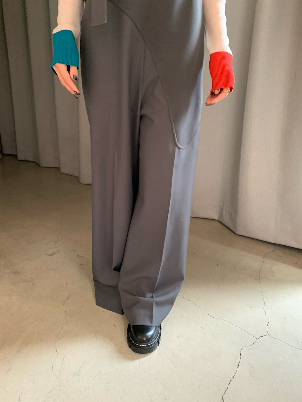 グレー系のつなぎ/オールインワン、オレンジ系のニット/セーターを着用したレディースの冬コーディネートの7枚目の写真