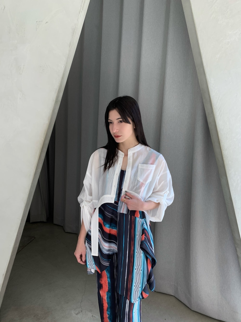 ホワイト系のシャツ/ブラウス、ブラック系のその他パンツ、ブラック系のシャツ/ブラウスを着用したレディースの春コーディネートの3枚目の写真