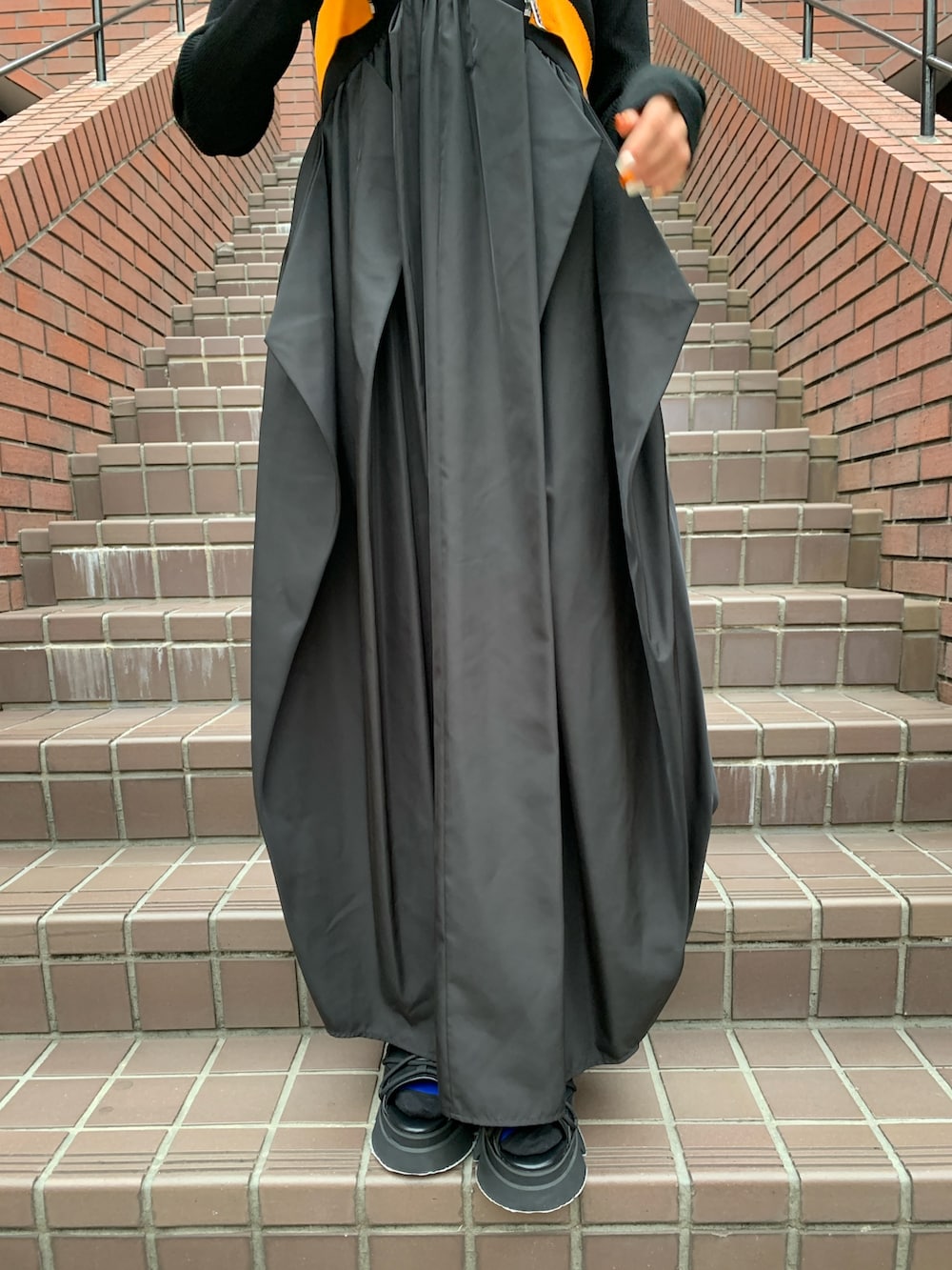 ブラック系のワンピース、ブラック系のサンダル、ブラック系のカーディガン/ボレロを着用したレディースの春コーディネートの4枚目の写真