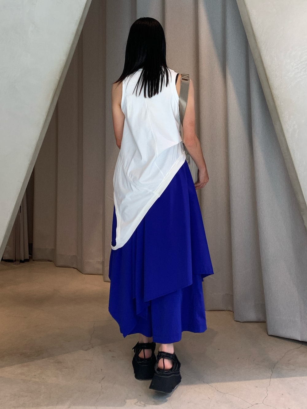 「パンツ、パンツスタイル、パンツコーデ、白トップス、モード、着回しコーデ、着回し、着回し抜群、着回しコーディネート、サンダル、サンダルコーデ、レイヤードスタイル、カジュアル、カジュアルコーデ、ブルーコーデ」｜「UN3D.のTYPEWRITER ASYMME LAYERED PT / タイプライターアシメレイヤードパンツ（その他パンツ、ブルー系）」を使った、AYAKOさん（骨格ストレート・レディース・157cm）の春コーディネートの2枚目の写真