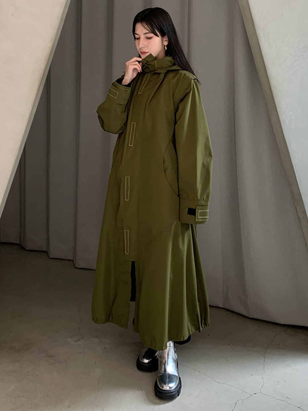 グリーン系のその他アウター、シルバー系のブーツを着用したレディースの冬コーディネートの2枚目の写真