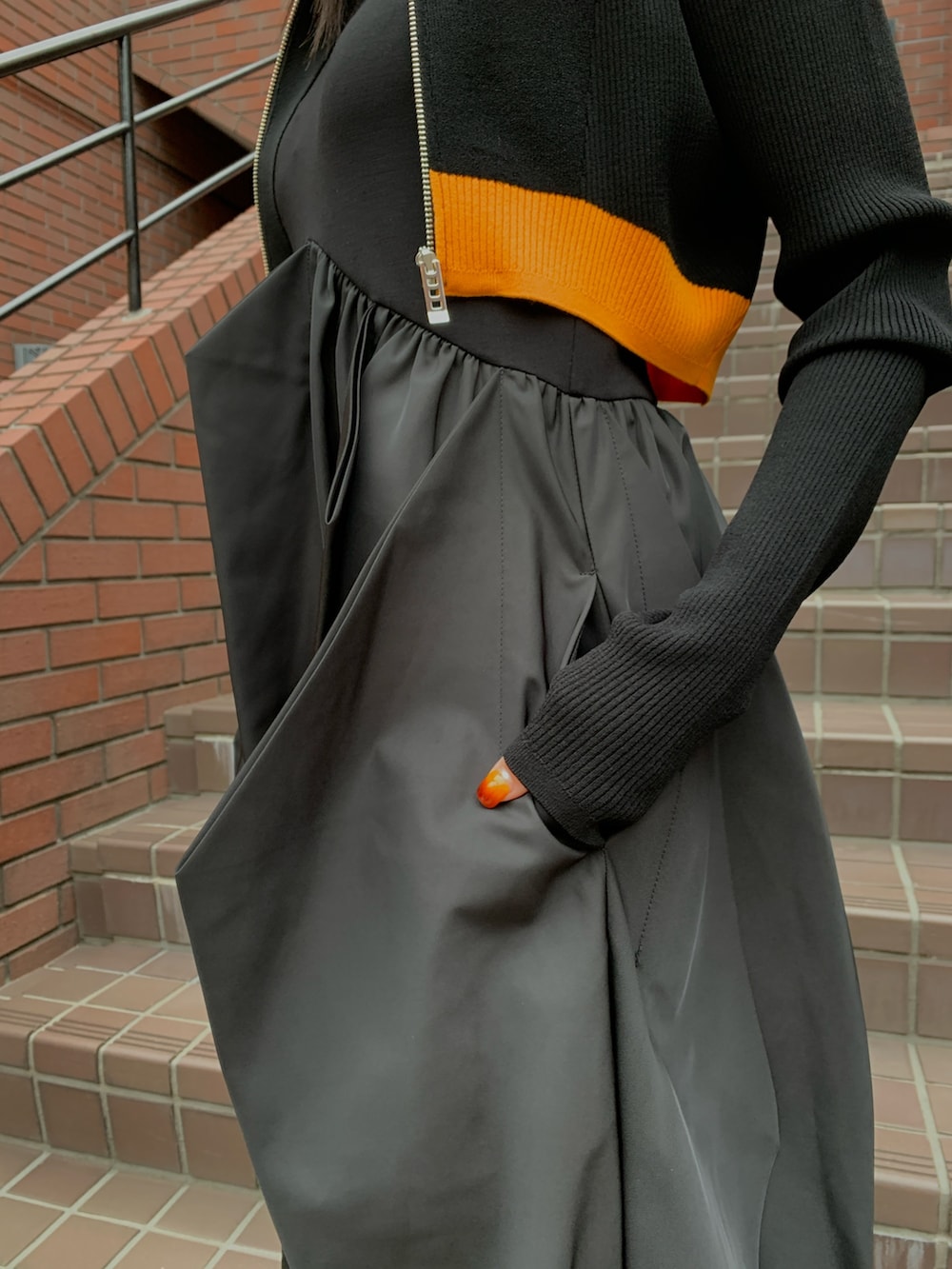 ブラック系のワンピース、ブラック系のサンダル、ブラック系のカーディガン/ボレロを着用したレディースの春コーディネートの5枚目の写真