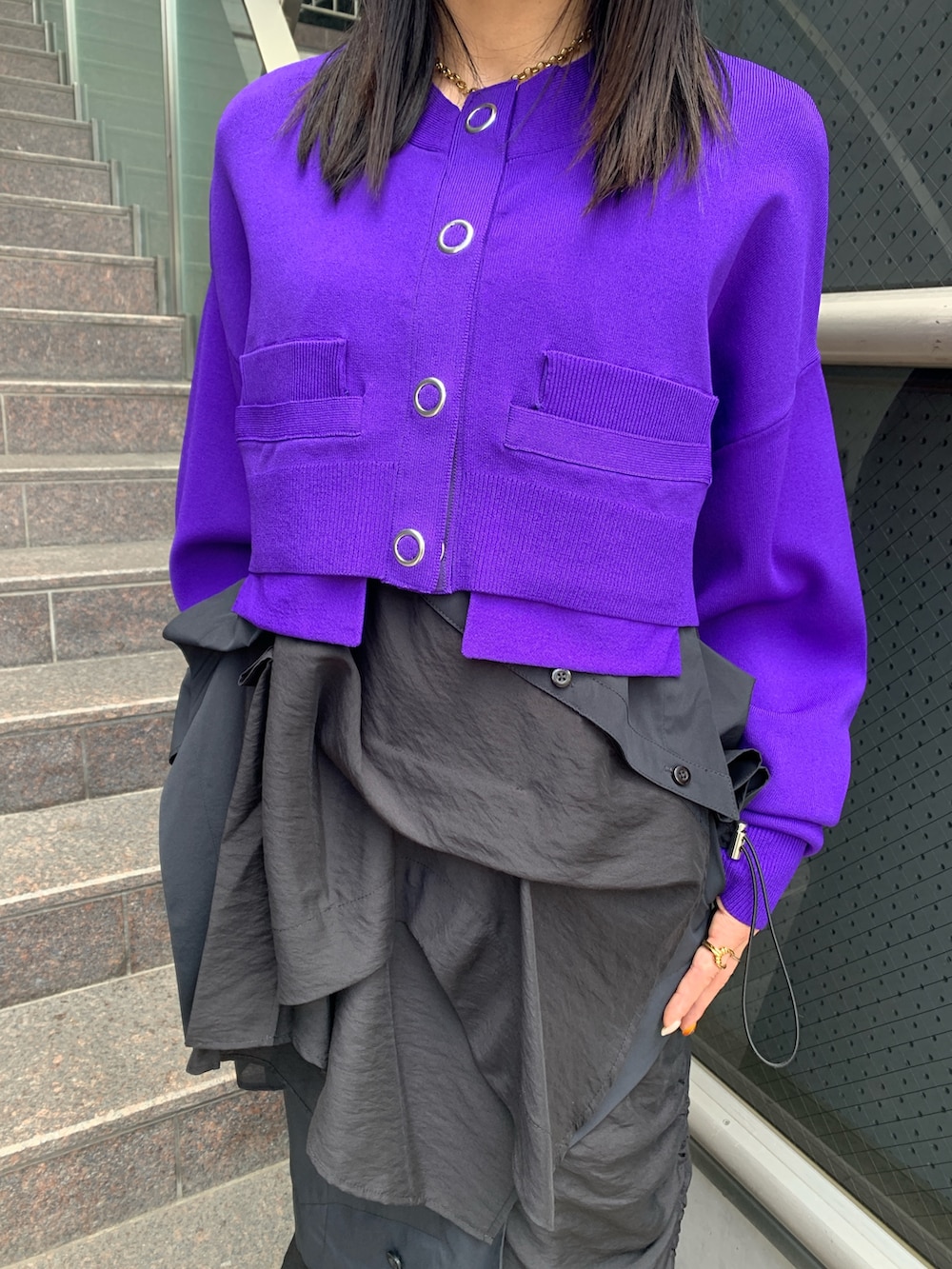 ブラック系のスカート、ブラック系のシャツ/ブラウス、パープル系のカーディガン/ボレロを着用したレディースの夏コーディネートの4枚目の写真