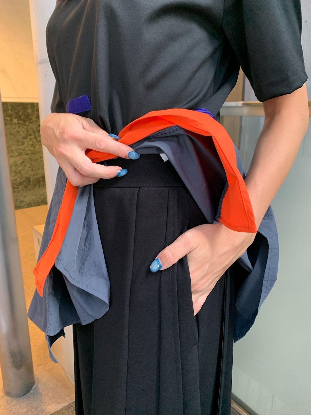 ブラック系のその他パンツ、その他のTシャツ/カットソーを着用したレディースの夏コーディネートの4枚目の写真