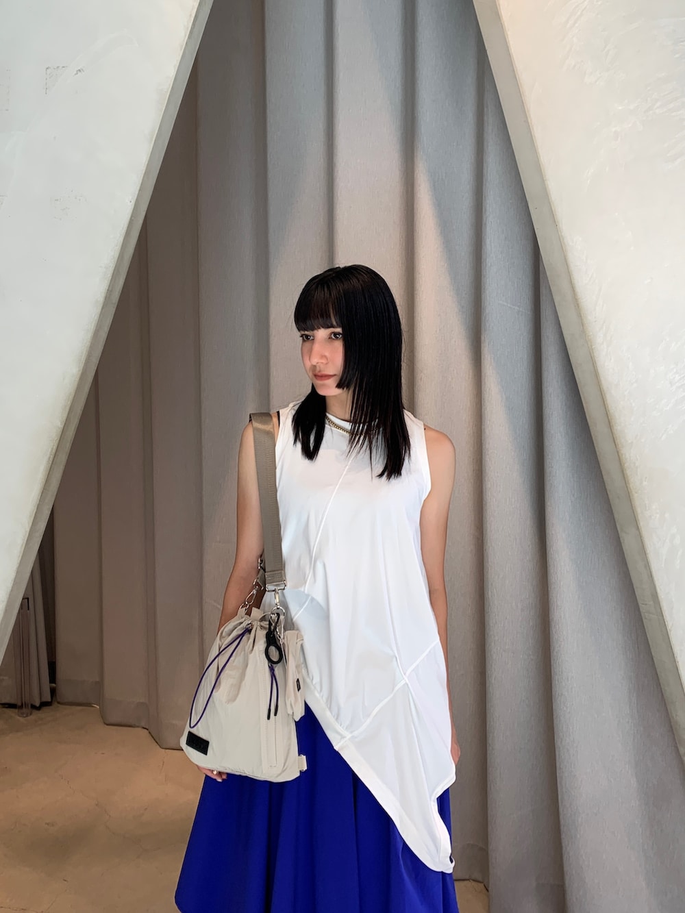 「パンツ、パンツスタイル、パンツコーデ、白トップス、モード、着回しコーデ、着回し、着回し抜群、着回しコーディネート、サンダル、サンダルコーデ、レイヤードスタイル、カジュアル、カジュアルコーデ、ブルーコーデ」｜「UN3D.のTYPEWRITER ASYMME LAYERED PT / タイプライターアシメレイヤードパンツ（その他パンツ、ブルー系）」を使った、AYAKOさん（骨格ストレート・レディース・157cm）の春コーディネートの3枚目の写真