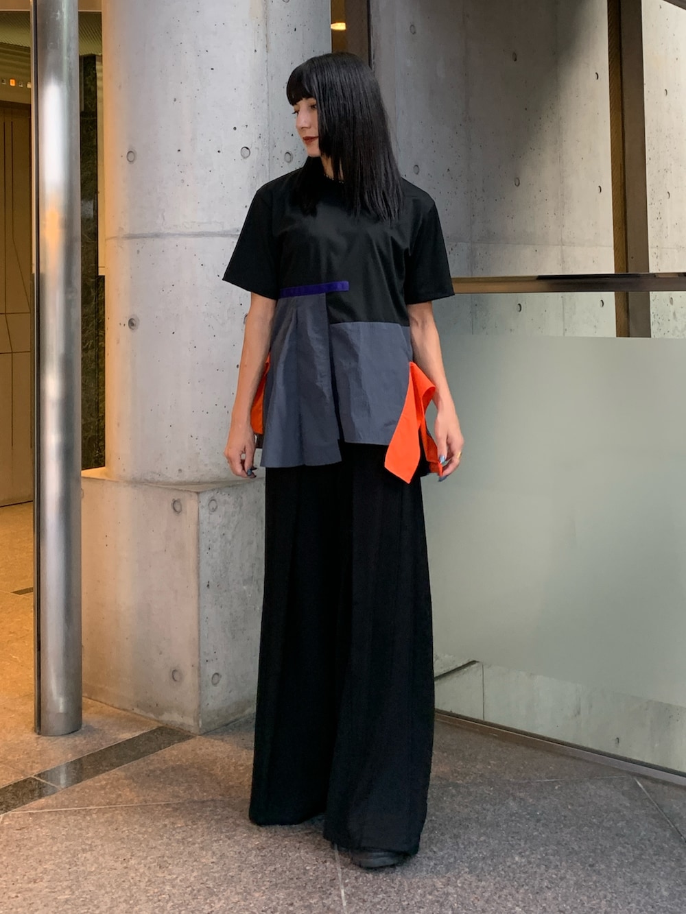 ブラック系のその他パンツ、その他のTシャツ/カットソーを着用したレディースの夏コーディネートの2枚目の写真