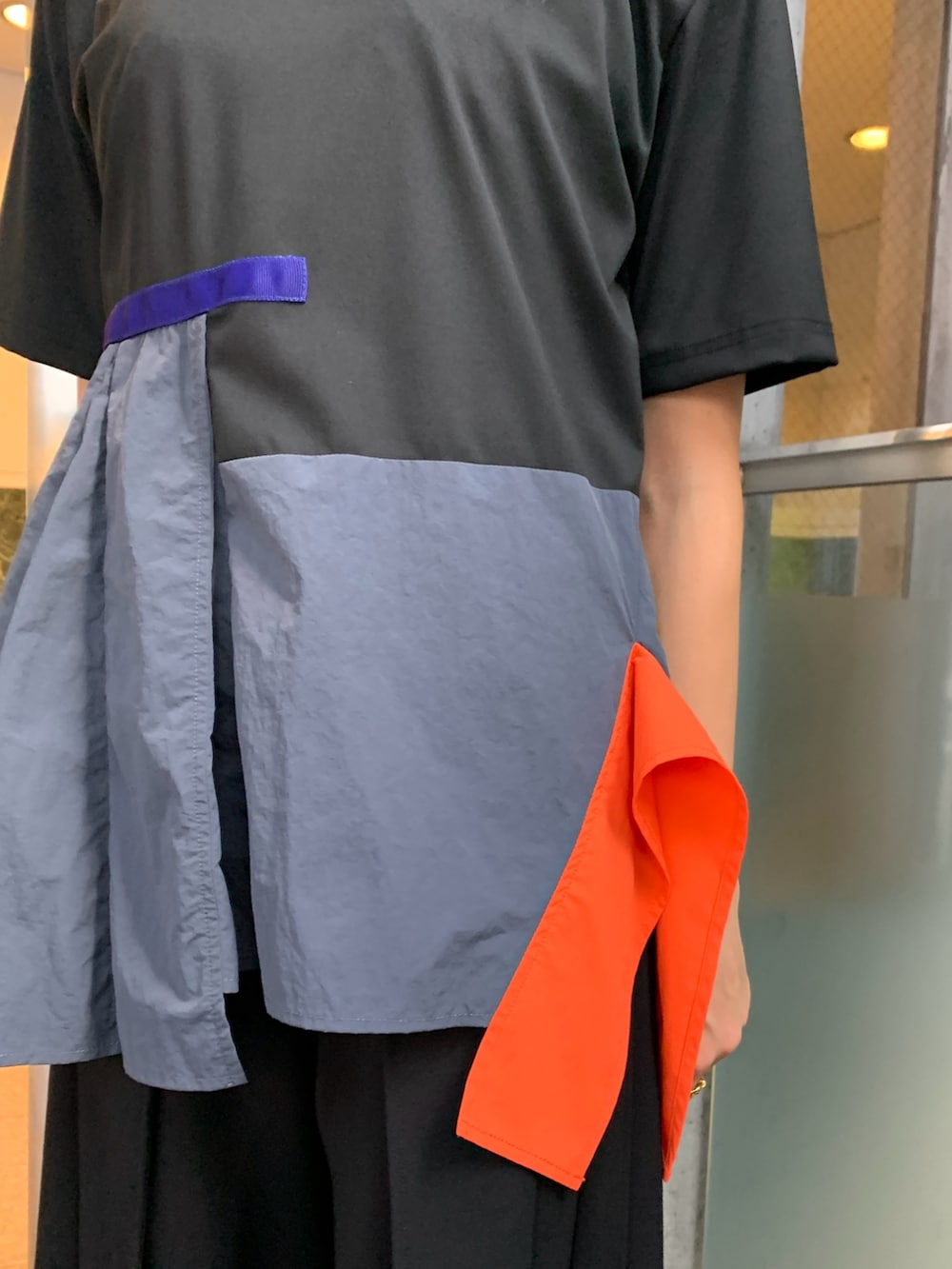 ブラック系のその他パンツ、その他のTシャツ/カットソーを着用したレディースの夏コーディネートの3枚目の写真