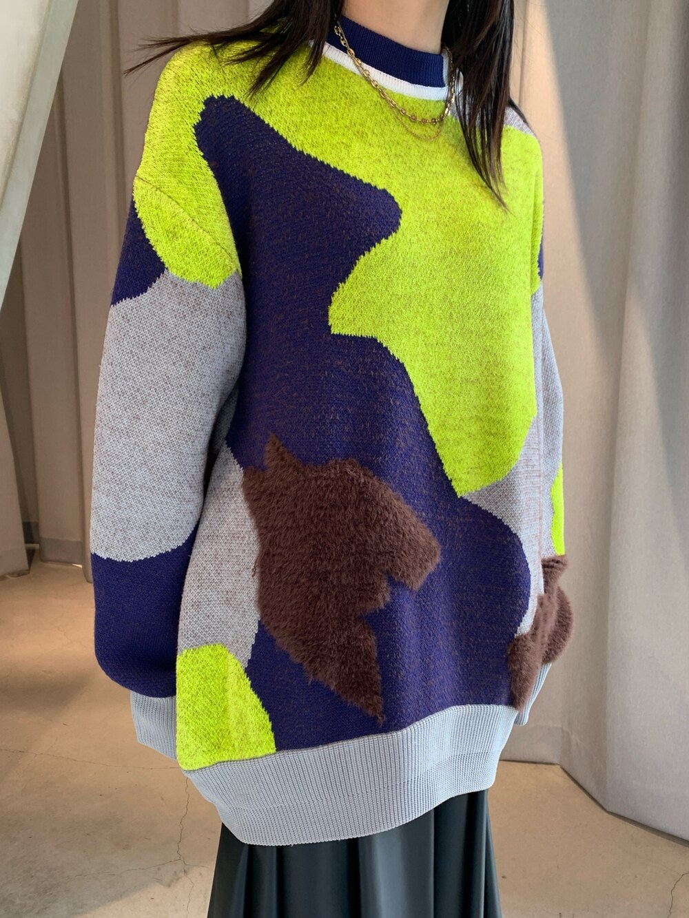 グレー系のニット/セーター、ブラック系のその他パンツ、ブラック系のブーツを着用したレディースの冬コーディネートの4枚目の写真