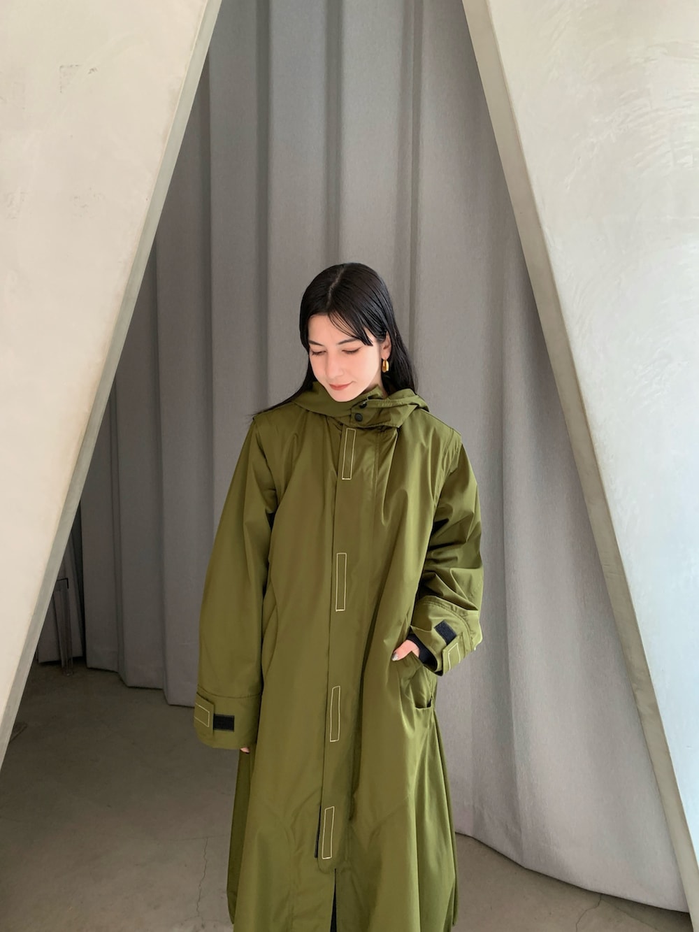 グリーン系のその他アウター、シルバー系のブーツを着用したレディースの冬コーディネートの3枚目の写真