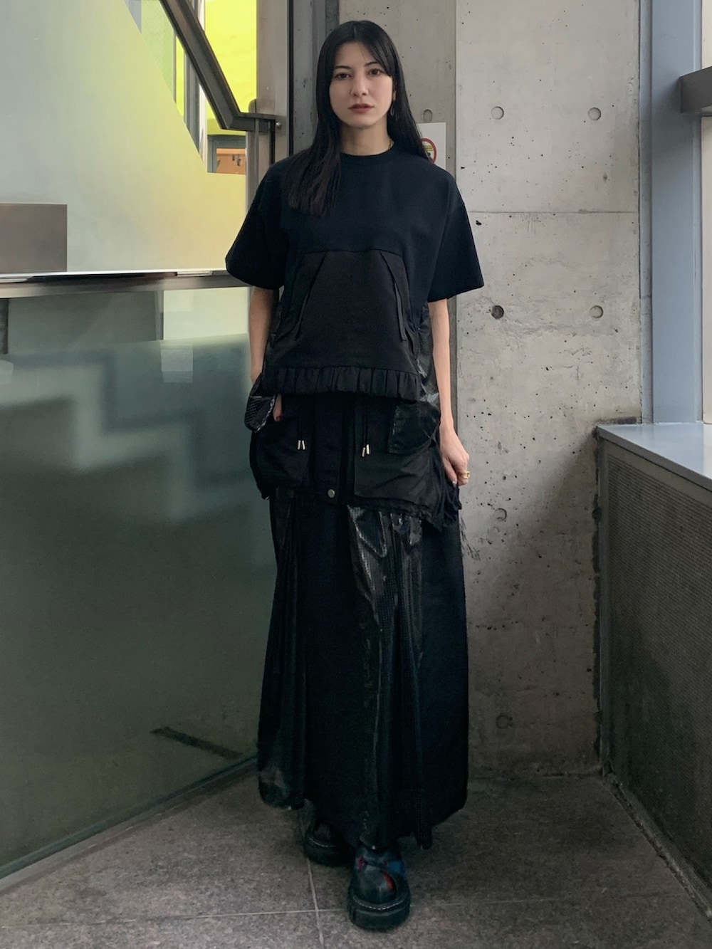 ブラック系のサンダル、ブラック系のスカート、ブラック系のTシャツ/カットソーを着用したレディースの冬コーディネートの2枚目の写真