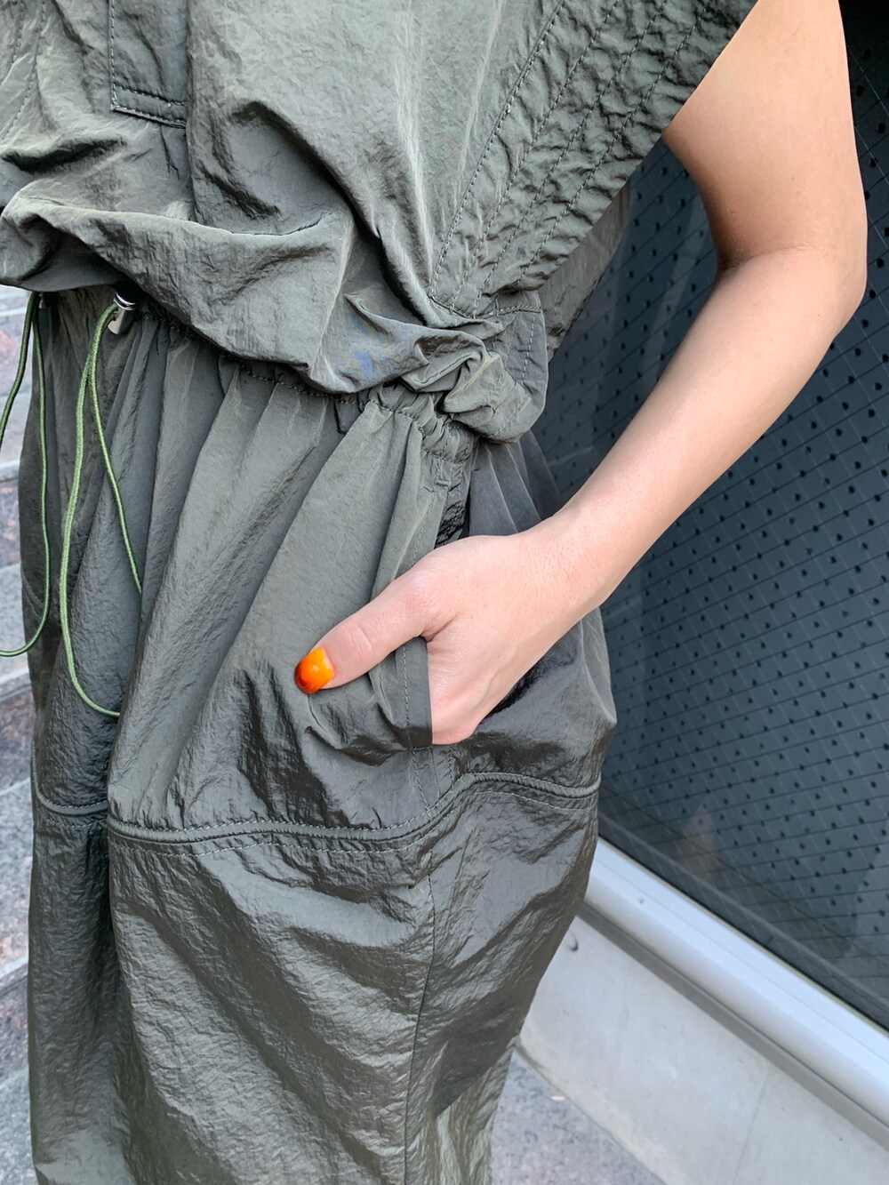 グリーン系のワンピース、その他のサンダル、ゴールド系のピアス（両耳用）を着用したレディースの春コーディネートの5枚目の写真