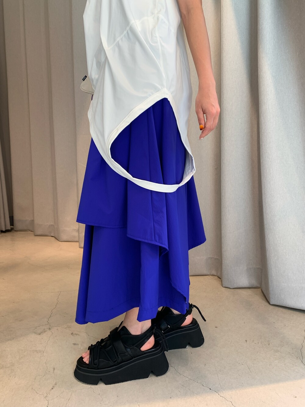 「パンツ、パンツスタイル、パンツコーデ、白トップス、モード、着回しコーデ、着回し、着回し抜群、着回しコーディネート、サンダル、サンダルコーデ、レイヤードスタイル、カジュアル、カジュアルコーデ、ブルーコーデ」｜「UN3D.のTYPEWRITER ASYMME LAYERED PT / タイプライターアシメレイヤードパンツ（その他パンツ、ブルー系）」を使った、AYAKOさん（骨格ストレート・レディース・157cm）の春コーディネートの5枚目の写真