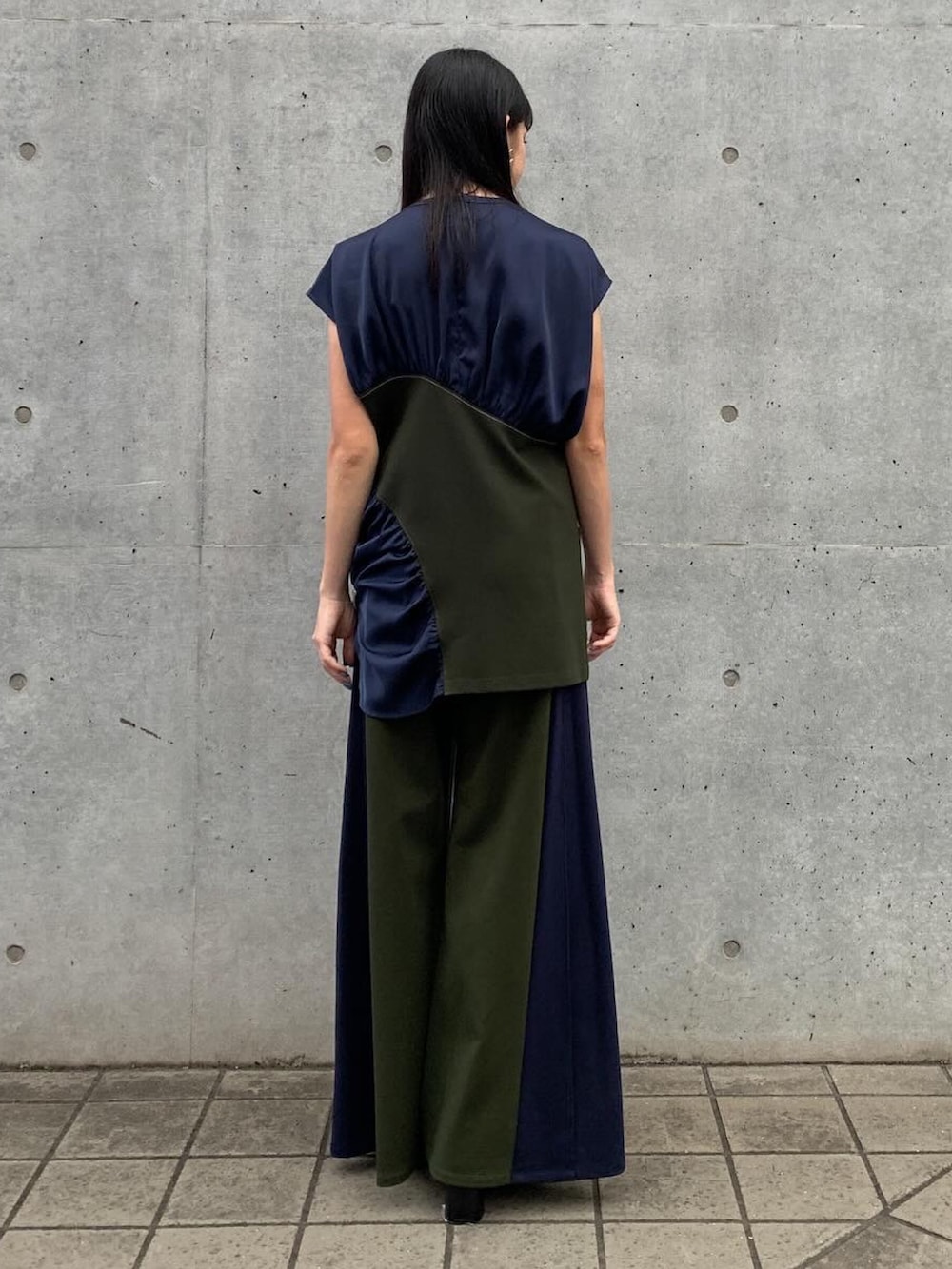 その他のTシャツ/カットソー、その他のその他パンツを着用したレディースの夏コーディネートの2枚目の写真