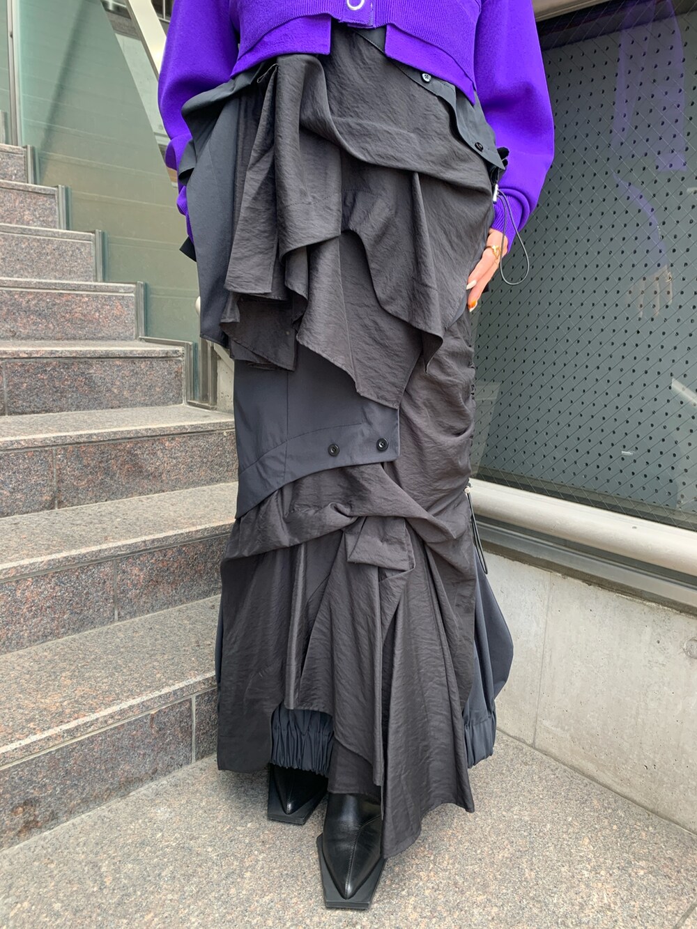 ブラック系のスカート、ブラック系のシャツ/ブラウス、パープル系のカーディガン/ボレロを着用したレディースの夏コーディネートの5枚目の写真