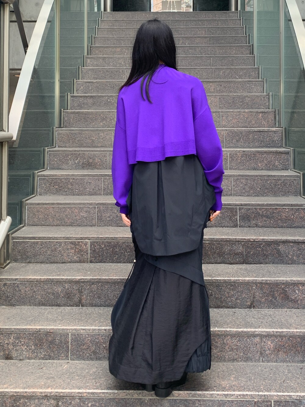 ブラック系のスカート、ブラック系のシャツ/ブラウス、パープル系のカーディガン/ボレロを着用したレディースの夏コーディネートの3枚目の写真