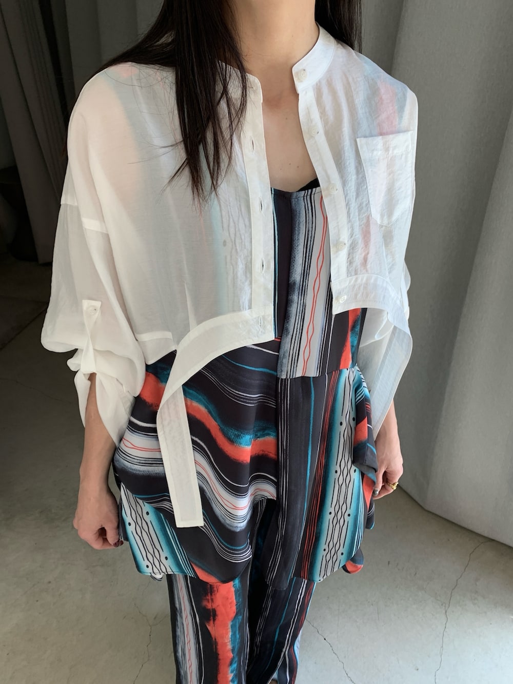 ホワイト系のシャツ/ブラウス、ブラック系のその他パンツ、ブラック系のシャツ/ブラウスを着用したレディースの春コーディネートの4枚目の写真