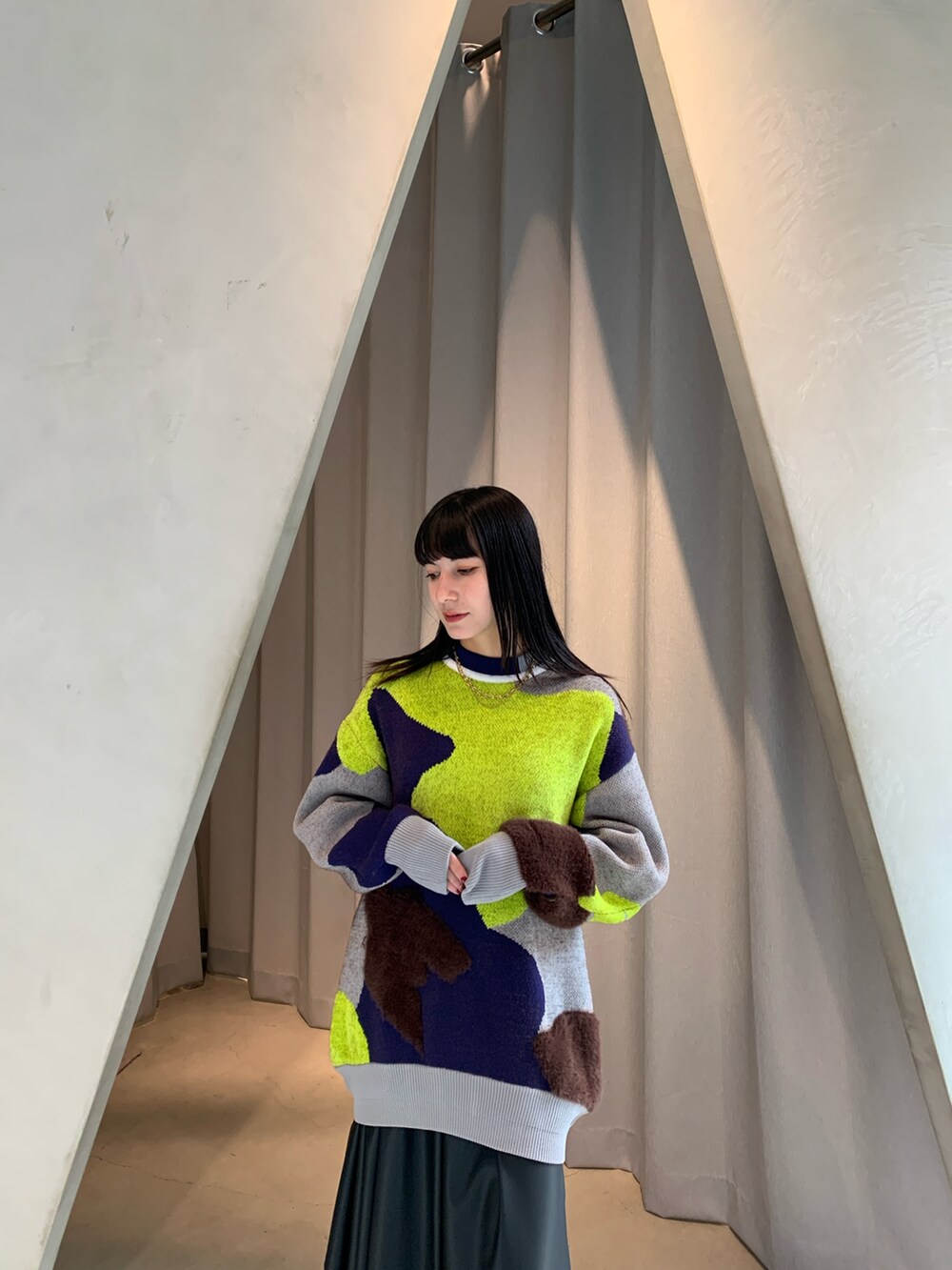 グレー系のニット/セーター、ブラック系のその他パンツ、ブラック系のブーツを着用したレディースの冬コーディネートの3枚目の写真