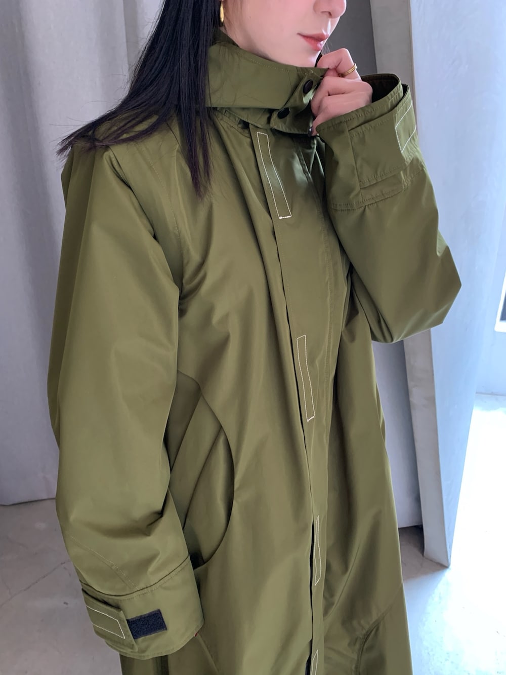 グリーン系のその他アウター、シルバー系のブーツを着用したレディースの冬コーディネートの4枚目の写真