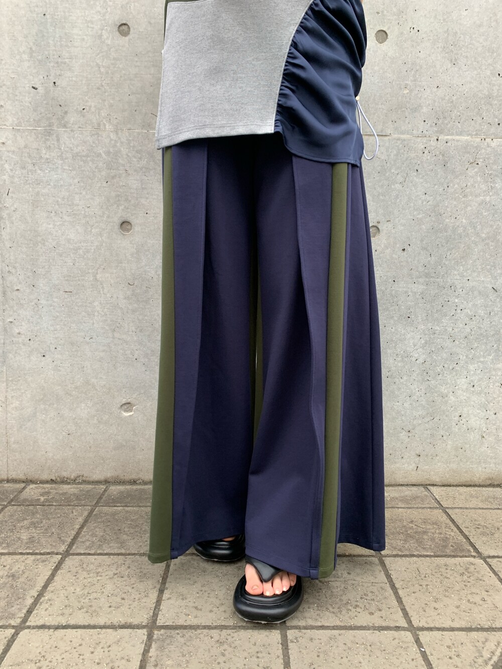 その他のTシャツ/カットソー、その他のその他パンツを着用したレディースの夏コーディネートの4枚目の写真