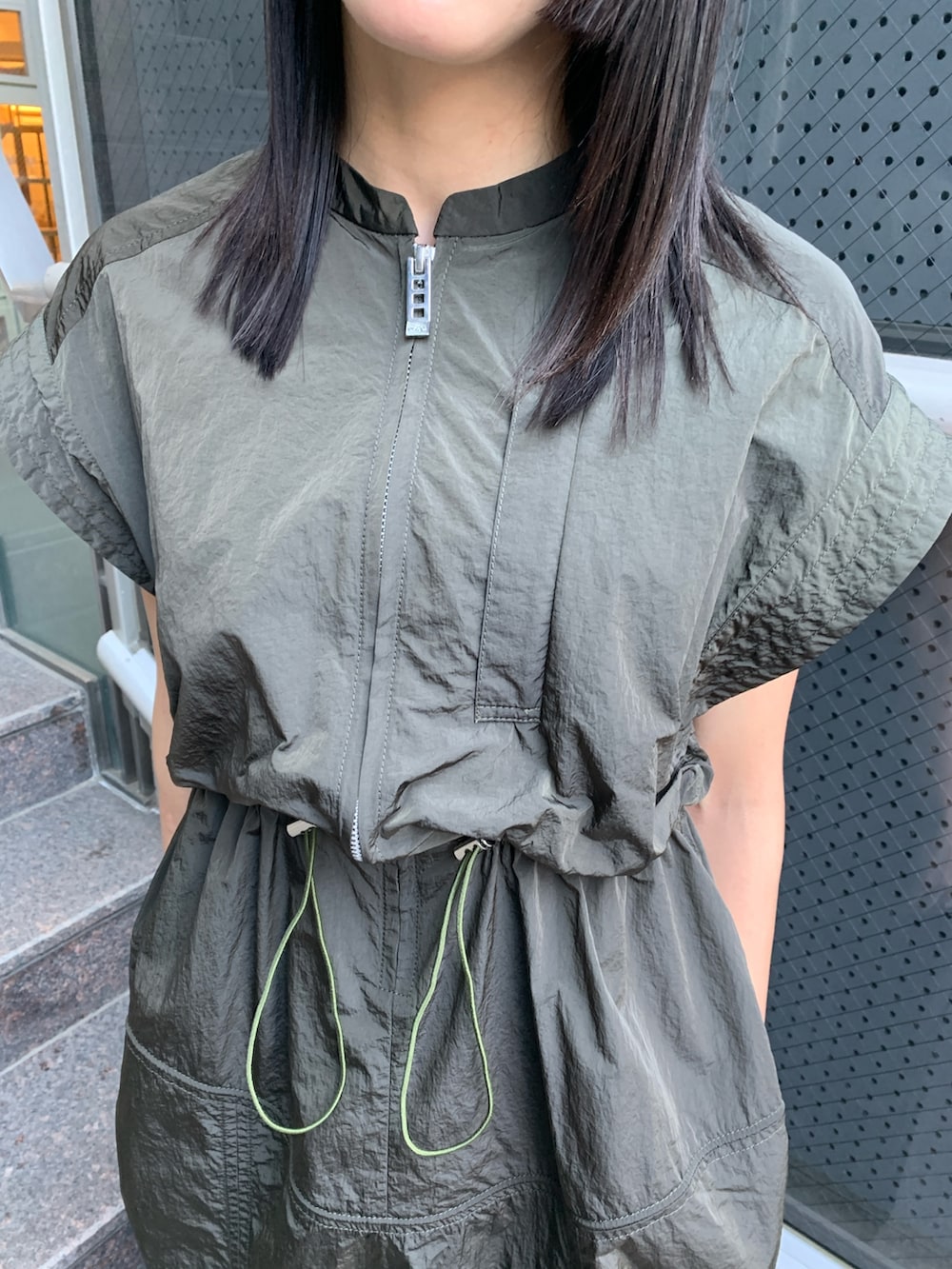 グリーン系のワンピース、その他のサンダル、ゴールド系のピアス（両耳用）を着用したレディースの春コーディネートの4枚目の写真