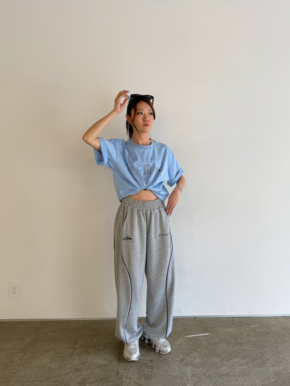 ブルー系のTシャツ/カットソー、グレー系のその他パンツを着用したレディースの夏コーディネートの3枚目の写真