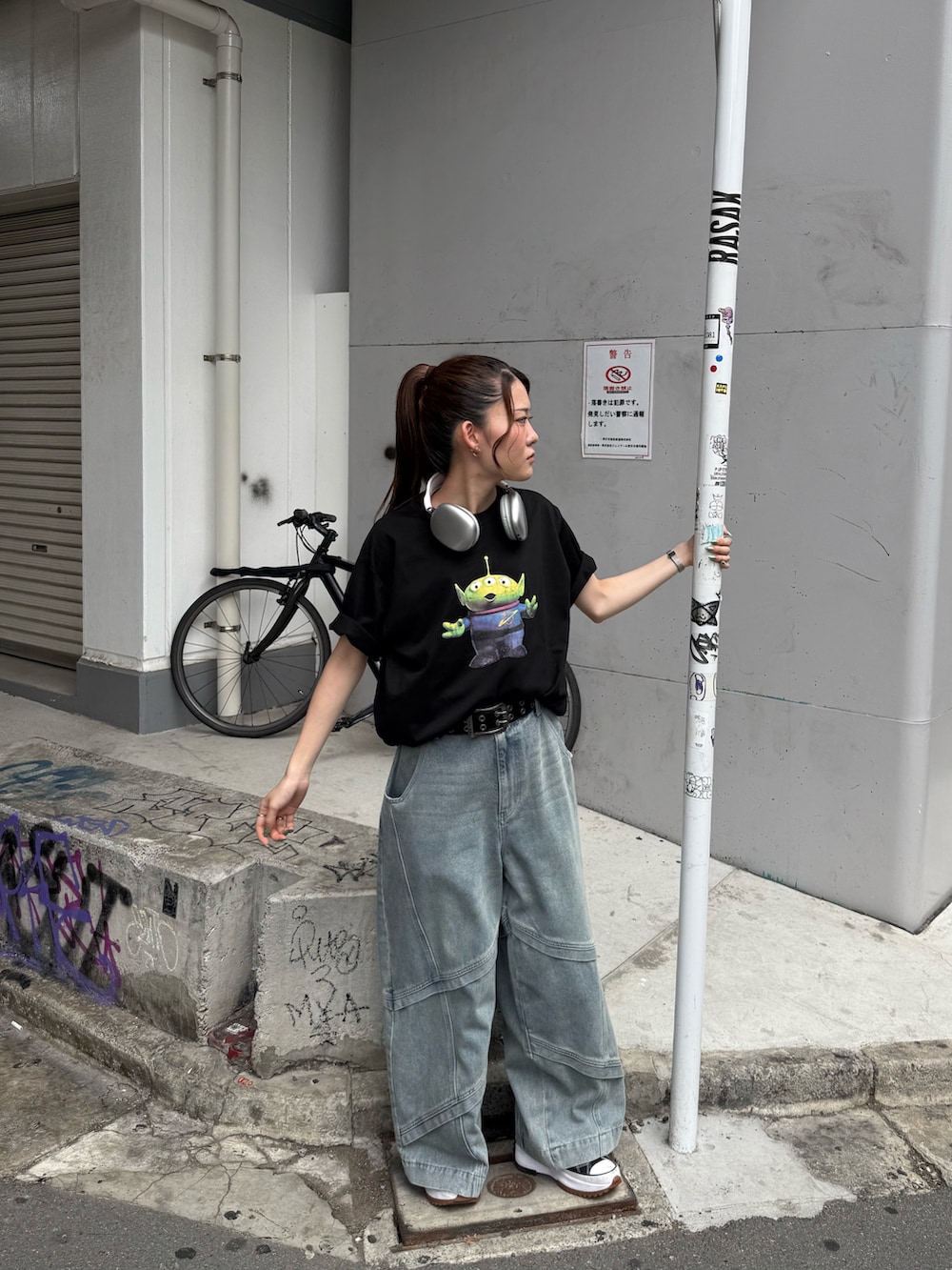 ブラック系のTシャツ/カットソー、ブルー系のデニムパンツを着用したレディースの夏コーディネートの2枚目の写真