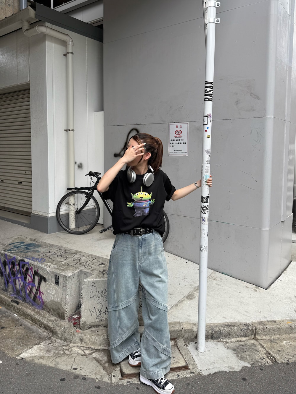 ブラック系のTシャツ/カットソー、ブルー系のデニムパンツを着用したレディースの夏コーディネートの3枚目の写真